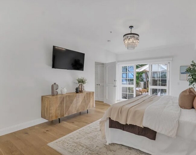 Building Photo - 851 N San Vicente Blvd