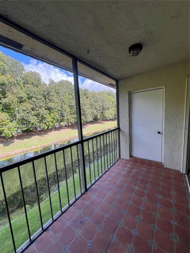 Building Photo - 379 Lakeview Dr