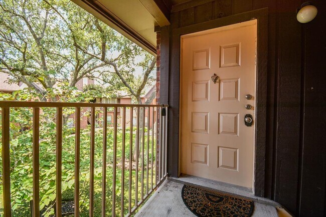 Building Photo - 3100 Walnut Bend Ln