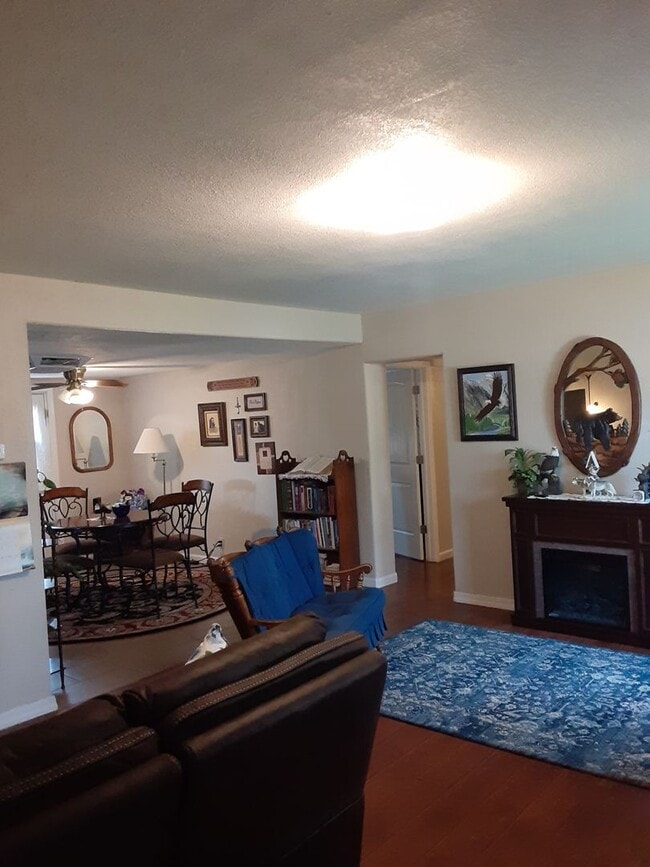 Building Photo - 3 Bedroom 2 Bath in Cortez