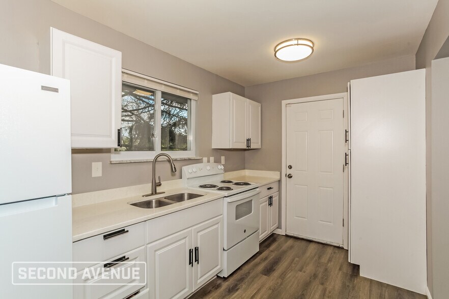 Building Photo - 940 Hollytree Dr