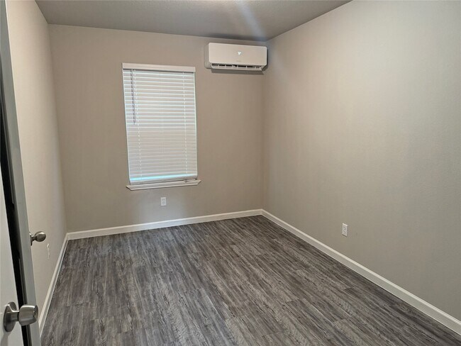 Building Photo - 60 Acorn Ln Dr