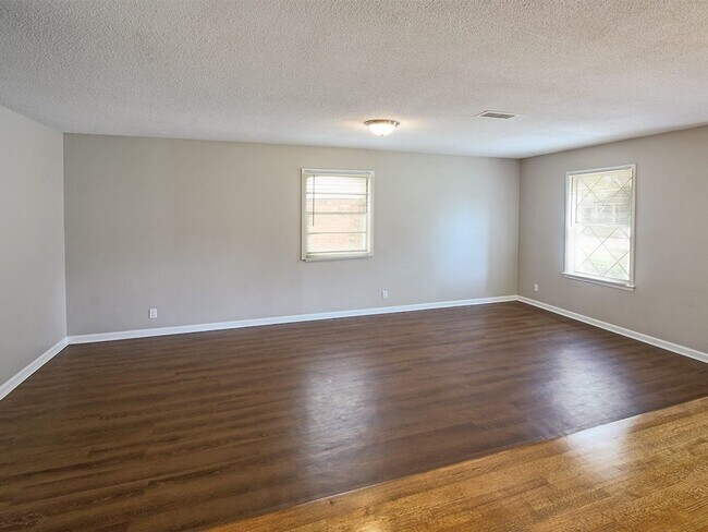 Building Photo - UPDATED & CUTE 3 bed, 2 bath home.