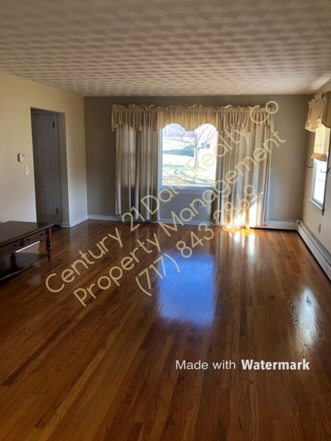 Building Photo - Very Large 3 BR House in North Eastern School District