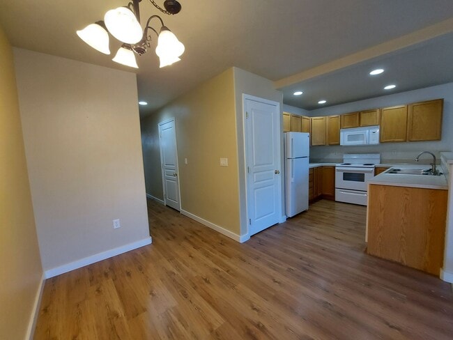 Building Photo - 3 bedroom 2 bath home with attached garage