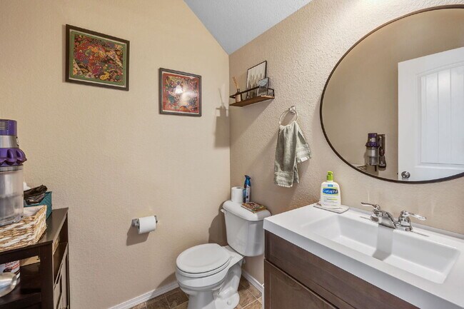 Building Photo - This 3 bed 2.5 bath townhome offers a perf...