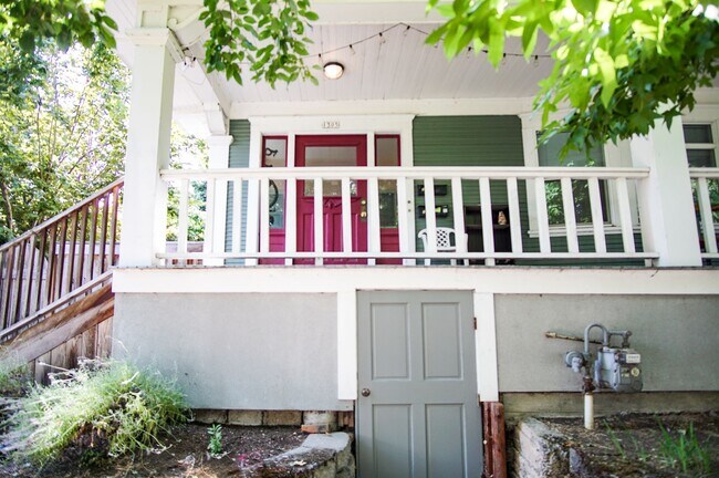 Building Photo - Delightful Rare Gem in SE Portland with Modern Amenities!