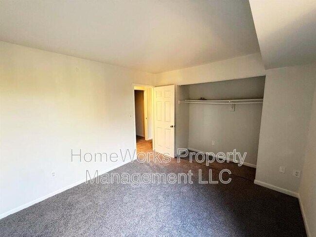 Building Photo - 9633 White Acre Rd