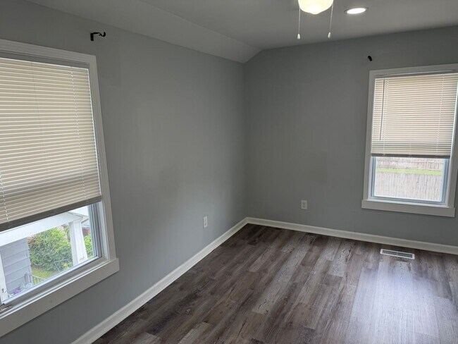 Building Photo - 2-Bedroom, 1 Bath Single Family for Rent in Middletown , OH|  Modern Kitchen