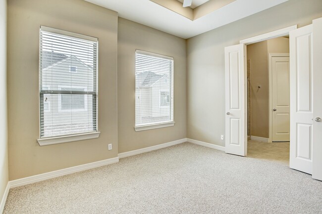 Building Photo - 3824 Center Plaza Dr