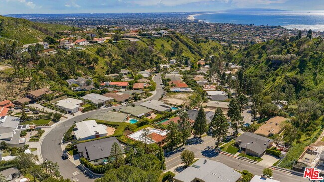 Building Photo - 1336 Bienveneda Ave