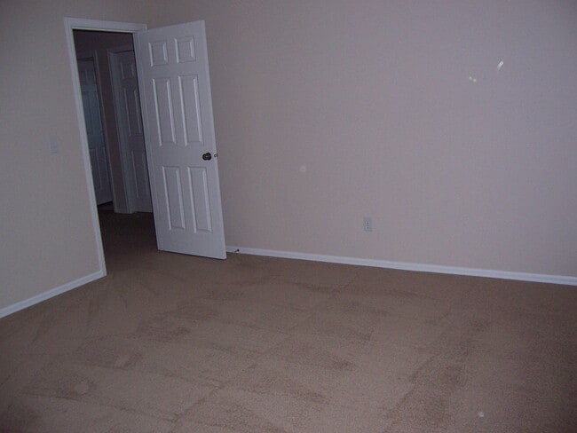 Building Photo - Available Now: 4 Bedroom Home in Willamette Landing