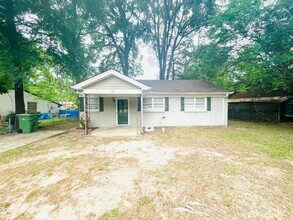 Building Photo - **3 Bed 1 Bath located in Highland Gardens...
