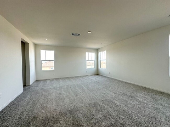 Building Photo - Beautiful and well-maintained home