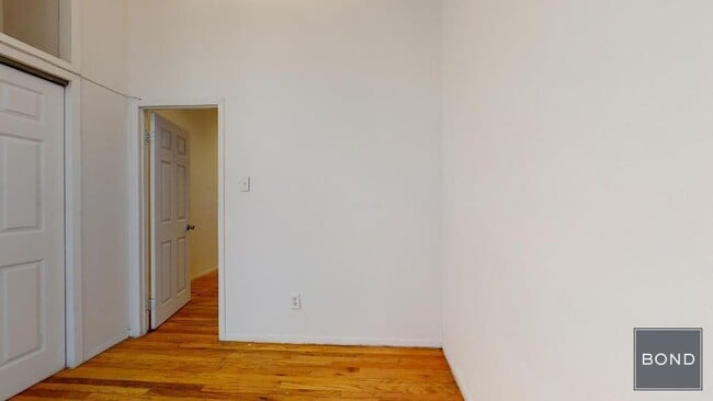 Building Photo - 214 E 10th St
