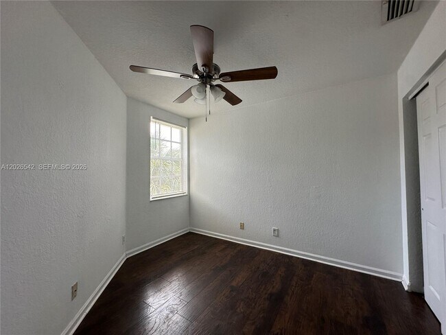 Building Photo - 824 Summit Lake Dr