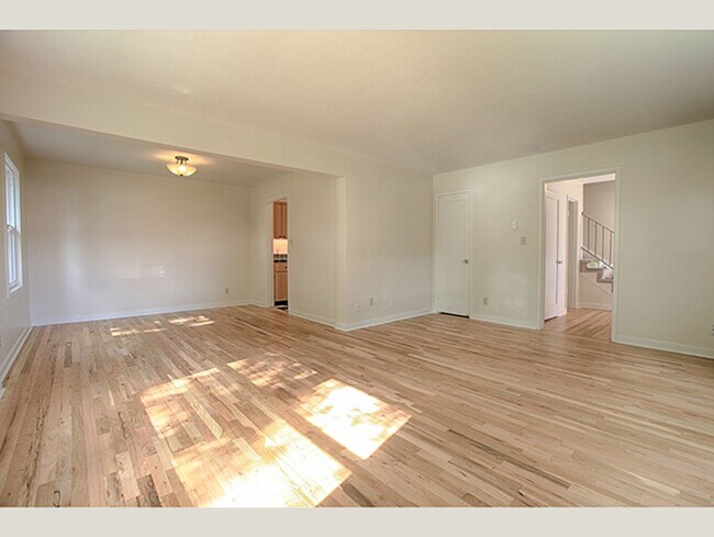 Building Photo - Spacious 3 Bedroom Townhome in Cedar Hills!
