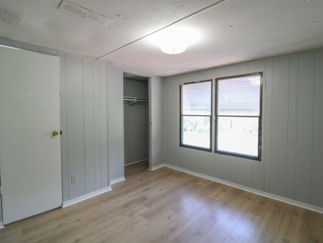 Building Photo - Updated Country Home Just Minutes from Fay...
