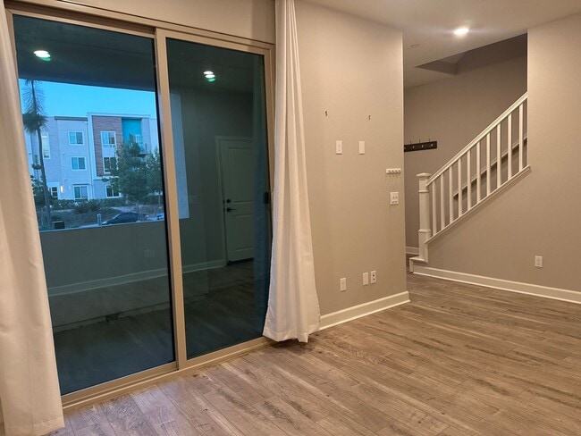 Building Photo - 1812 Mint Ter