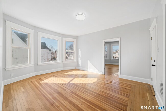 Building Photo - 196 Center St