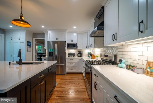 Building Photo - 2235 Abbotsford Dr