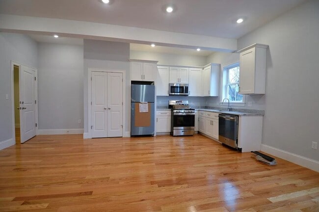 Building Photo - NO BROKER FEE!!  CENTRAL AIR!  RECENT RENOVATION IN BRIGHTON CENTER!