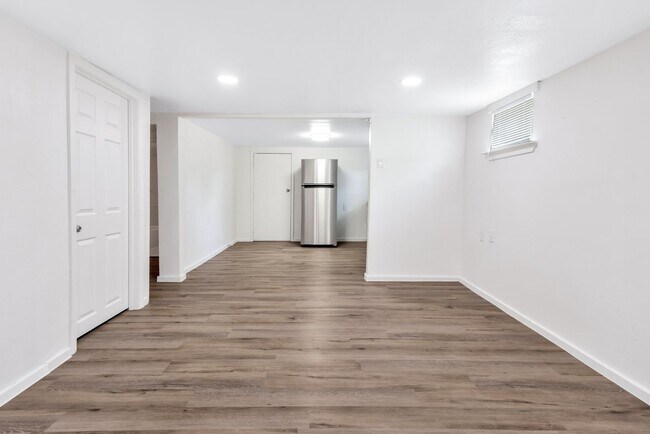 Building Photo - 107 E 11th St