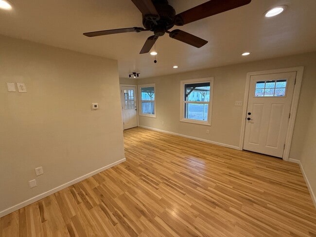 Building Photo - 1070 SW 16th Ave