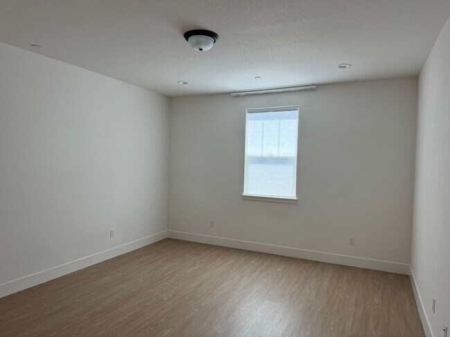 Building Photo - 3 BR/3BA | Newly Renovated Single Family Home | Front Yard| In Sacramento!