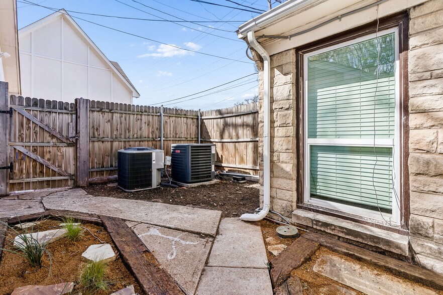 Building Photo - 6950 Hillcrest Ave