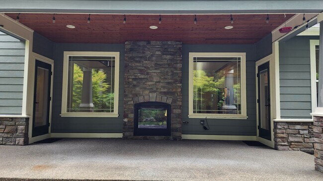 Building Photo - Beautiful Campus Glen 4-Bedroom!