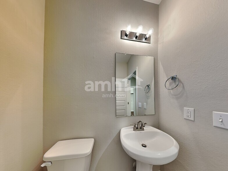 Building Photo - 6101 Gerard Dr