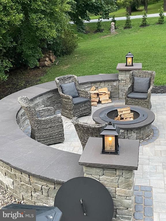 Building Photo - 1104 Dunvegan Rd