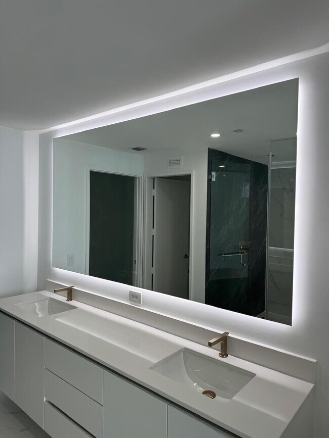 Building Photo - 700 NE Miami Pl