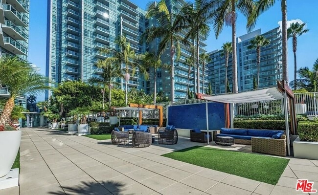 Building Photo - 13700 Marina Pointe Dr