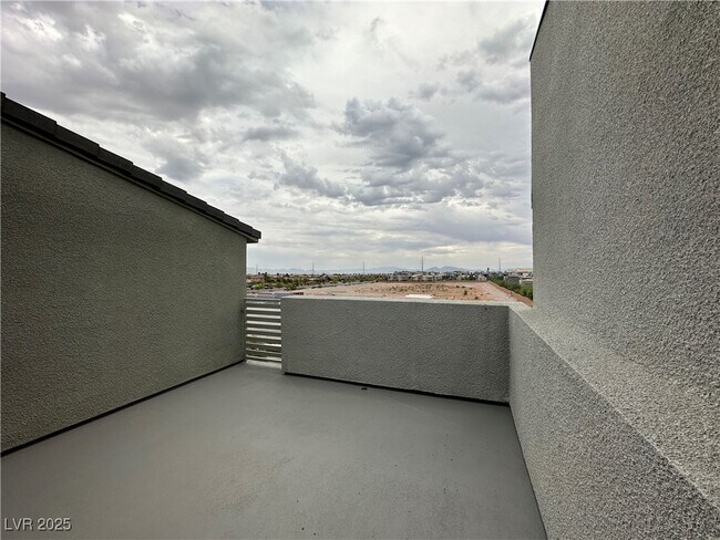 Building Photo - 1180 Blossom Pt St