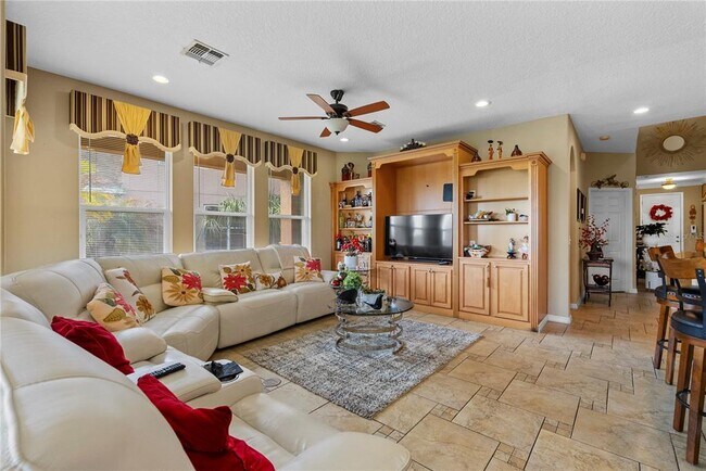 Building Photo - 1352 Oakcrest Ct