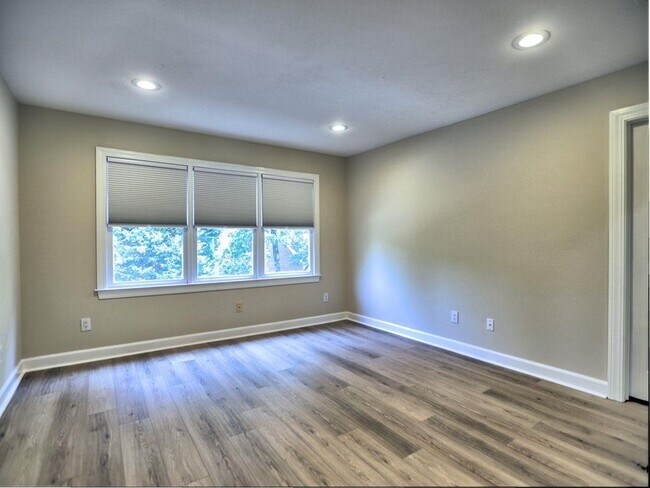 Building Photo - 3237 Waldwick Way SE
