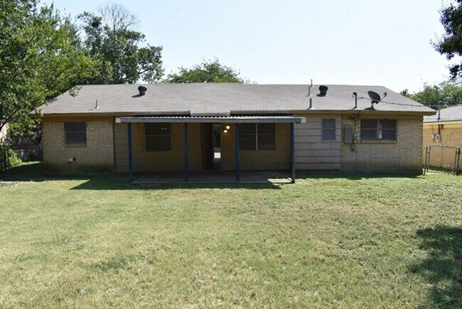 Building Photo - Charming 3-Bed, 2-Bath Gem in Fort Worth –...