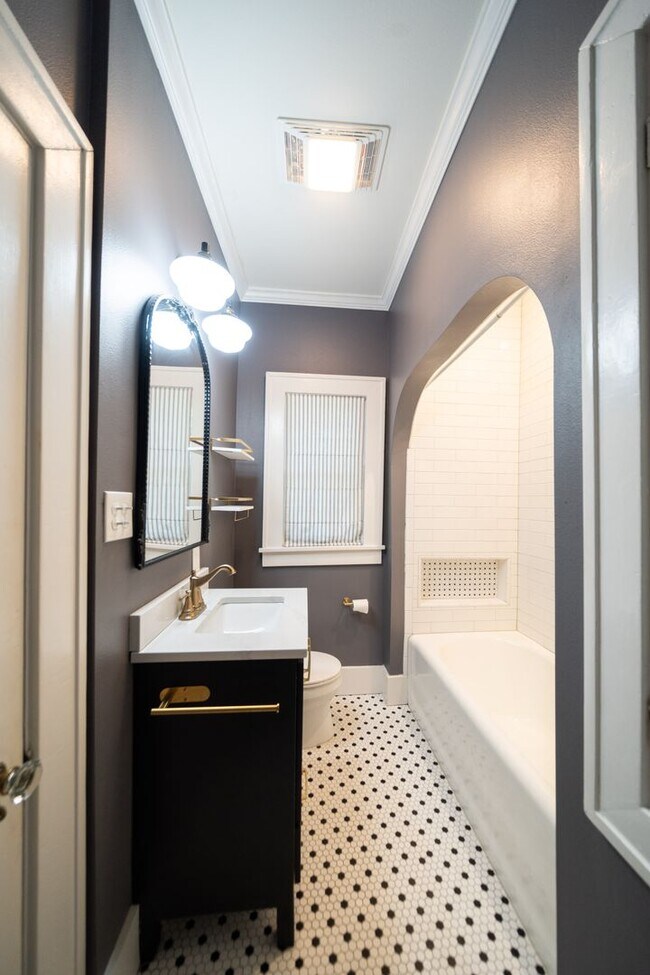 Building Photo - Charming home, great condition!