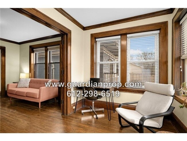 Building Photo - Top Floor Condo in 4Plex, Updated Kitchen & Bath, Full Dining Room, Sunroom, Parking