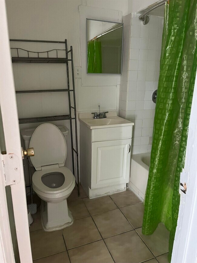 Building Photo - 1128 Summit Ave