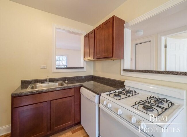Building Photo - 1 bedroom in CHICAGO IL 60657