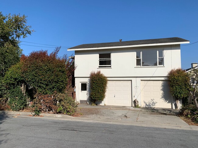 Building Photo - Great 2 bedroom upstairs standalone unit with garage