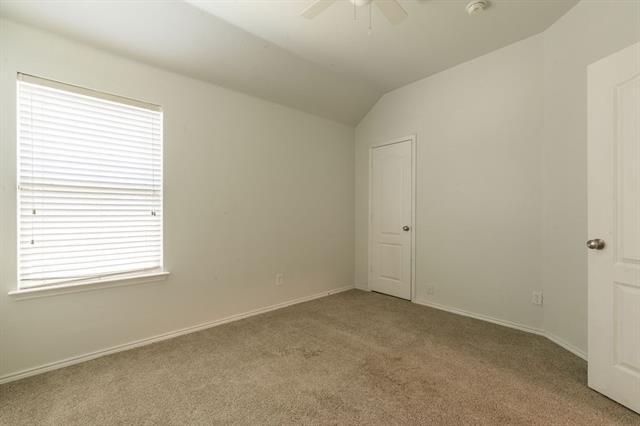 Building Photo - 912 Hidden Oaks Dr