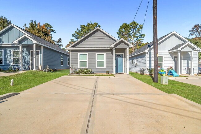 Building Photo - MOVE IN READY - Like NEW built in 2023, this 3 bedroom, 2  bath quaint home provides comfort and ...