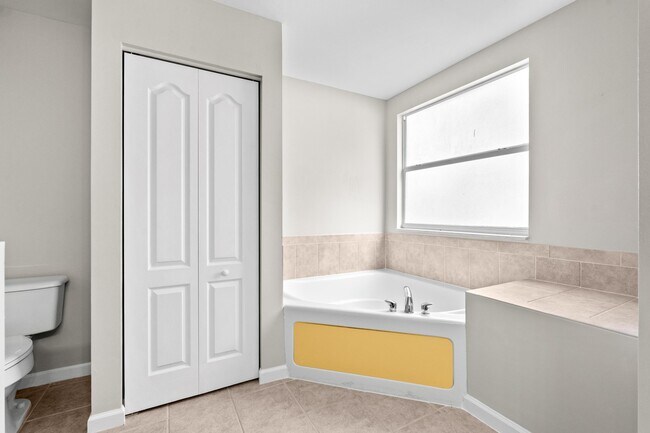 Building Photo - 266 Berenger Walk