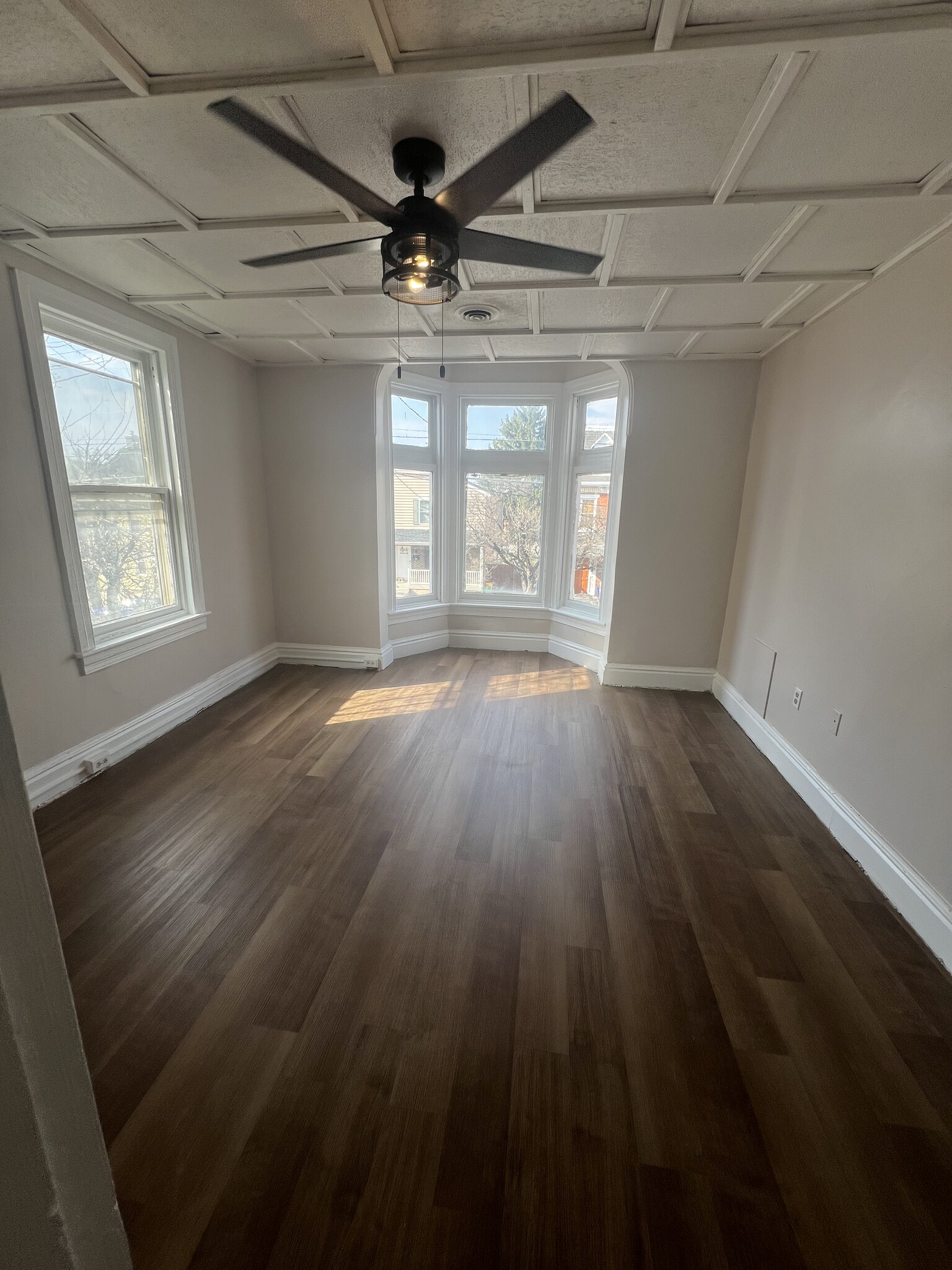 living room - 822 E Prospect St