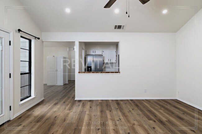 Building Photo - Beautifully Updated 3BR / 2BA in West Mobile with Private Courtyard