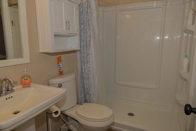 Building Photo - Spacious Stay for Crews | 4BR + Parking + ...